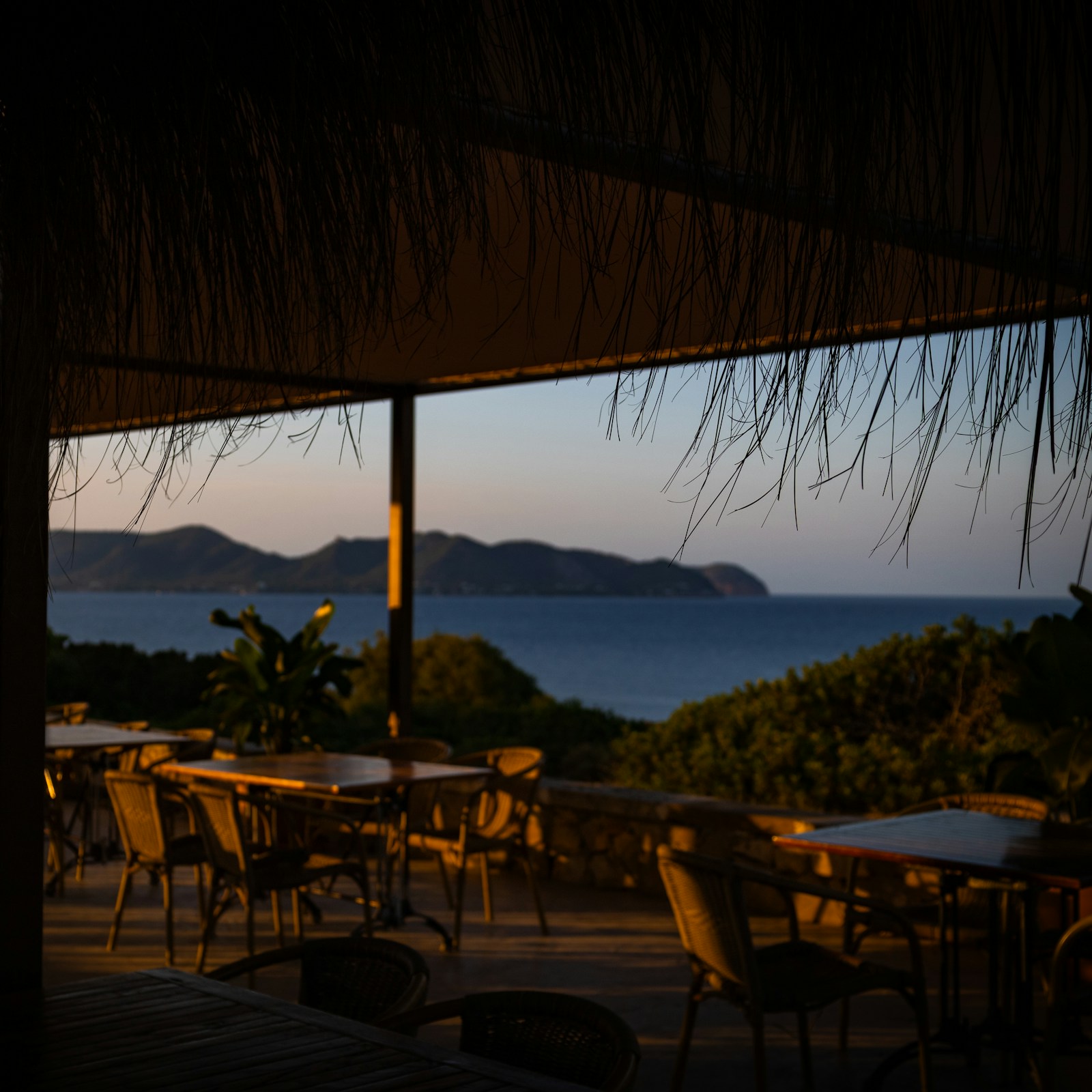 Terraza con pérgola y vistas al mar al atardecer